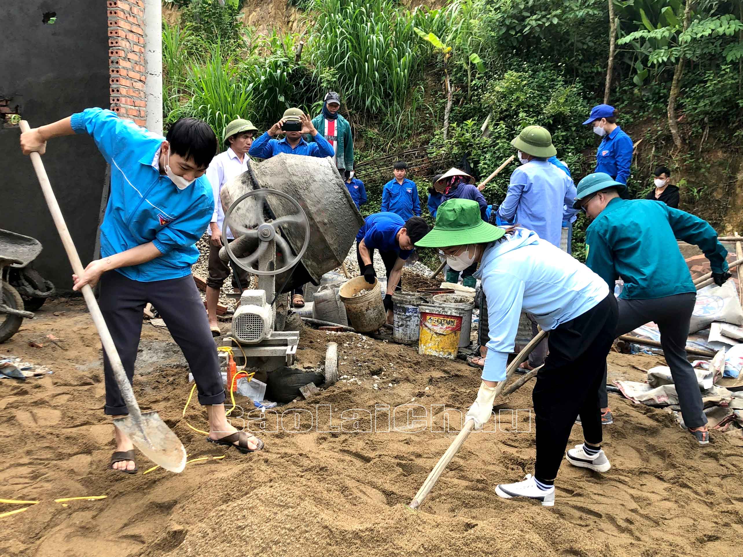 Đoàn viên, thanh niên hỗ trợ đổ nền để xây dựng nhà ở cho hộ nghèo.